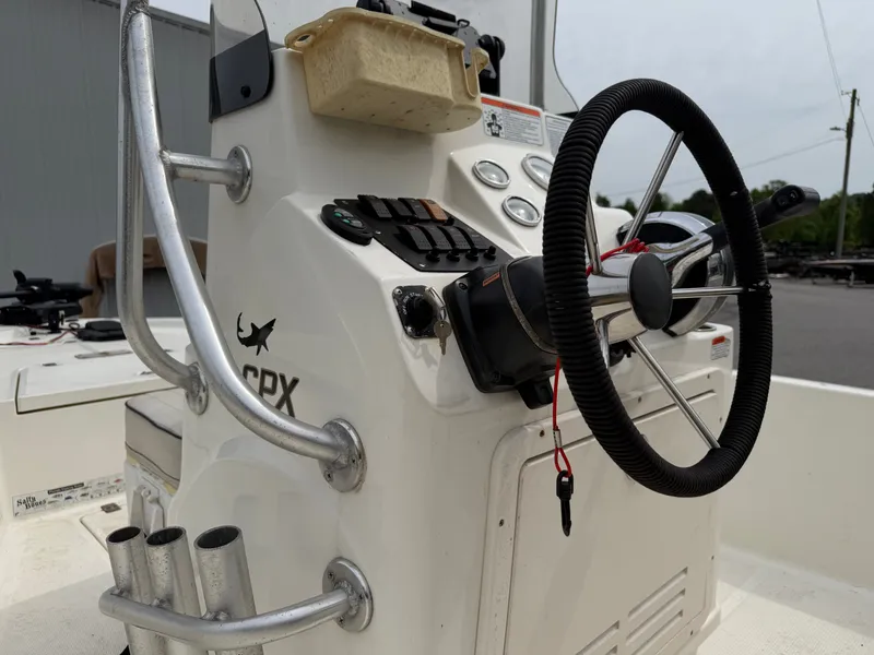 Slide: The Image of Steering console of a 2017 Mako Skiff 19 CPX boat. - 18