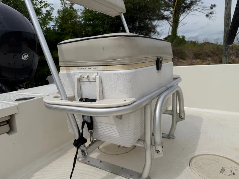 Slide: The Image of Cooler on a 2017 Mako Skiff 19 CPX boat. - 8