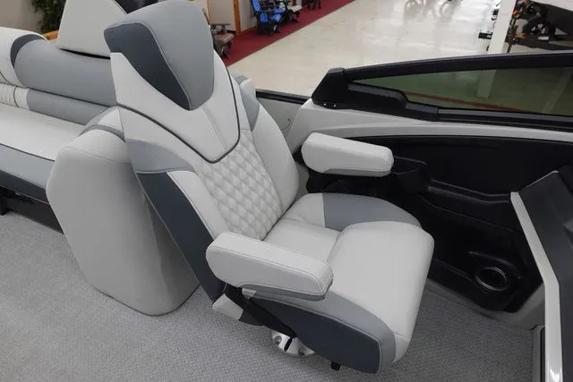 Slide: The Image of Tahoe Cascade Quad Lounge Windshield 25 FT 2025 - 10