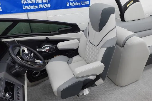 Slide: The Image of Tahoe Cascade Quad Lounge Windshield 25 FT 2025 - 12