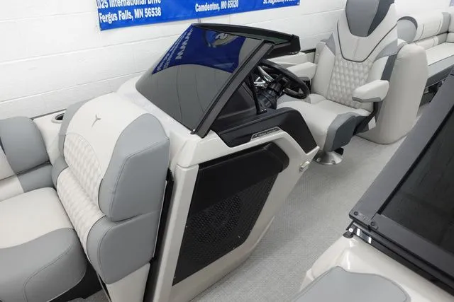 Slide: The Image of Tahoe Cascade Quad Lounge Windshield 25 FT 2025 - 13