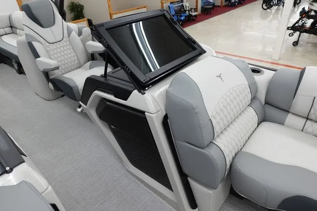 Slide: The Image of Tahoe Cascade Quad Lounge Windshield 25 FT 2025 - 14
