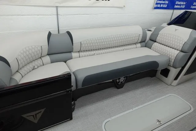 Slide: The Image of Tahoe Cascade Quad Lounge Windshield 25 FT 2025 - 15