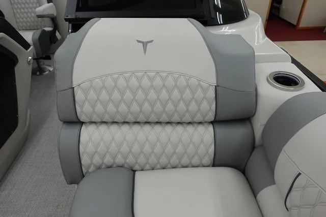 Slide: The Image of Tahoe Cascade Quad Lounge Windshield 25 FT 2025 - 16