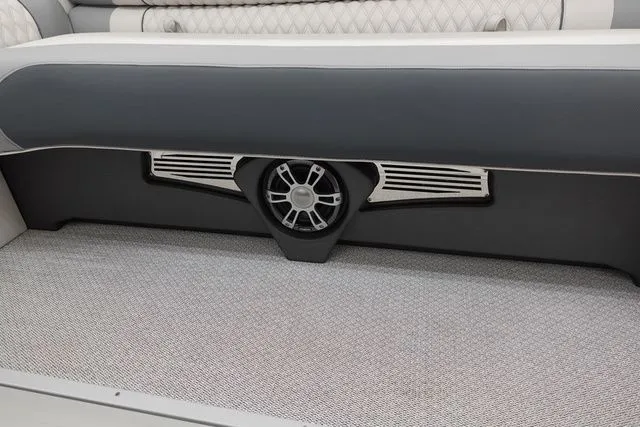 Slide: The Image of Tahoe Cascade Quad Lounge Windshield 25 FT 2025 - 17