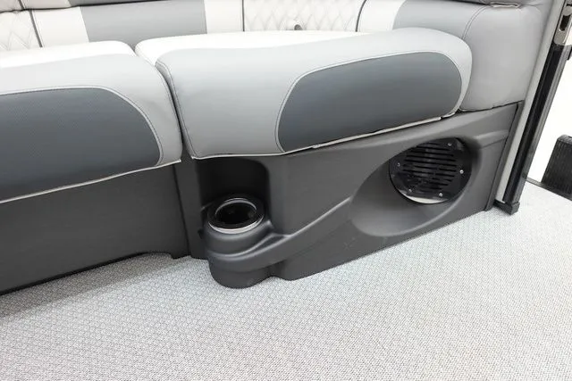 Slide: The Image of Tahoe Cascade Quad Lounge Windshield 25 FT 2025 - 18