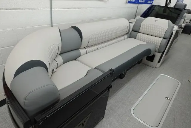 Slide: The Image of Tahoe Cascade Quad Lounge Windshield 25 FT 2025 - 20