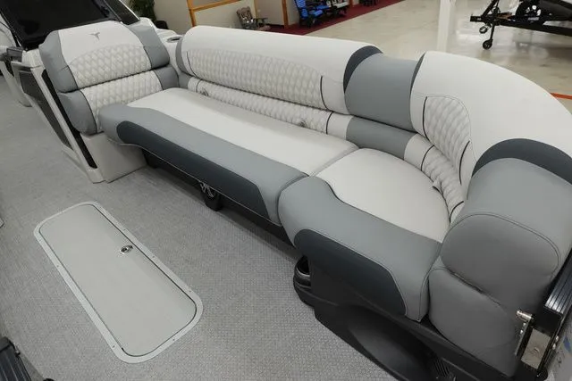 Slide: The Image of Tahoe Cascade Quad Lounge Windshield 25 FT 2025 - 21