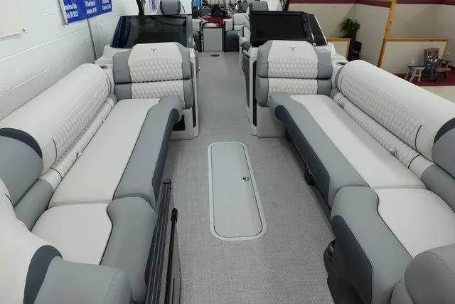 Slide: The Image of Tahoe Cascade Quad Lounge Windshield 25 FT 2025 - 22