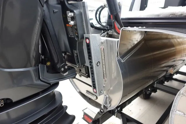 Slide: The Image of Tahoe Cascade Quad Lounge Windshield 25 FT 2025 - 23