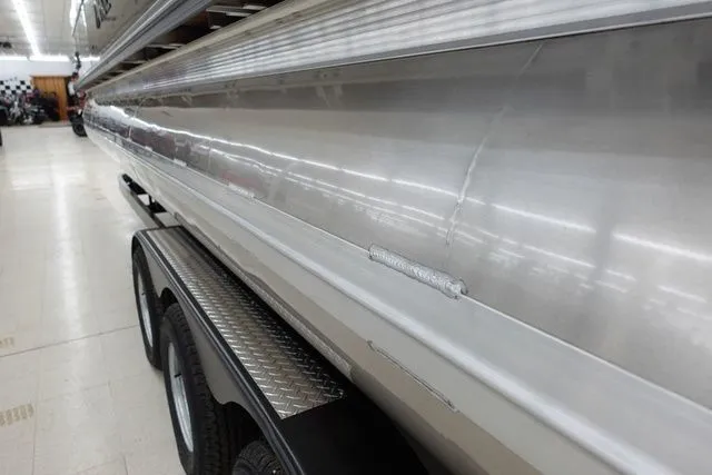 Slide: The Image of Tahoe Cascade Quad Lounge Windshield 25 FT 2025 - 25
