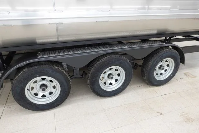 Slide: The Image of Tahoe Cascade Quad Lounge Windshield 25 FT 2025 - 3