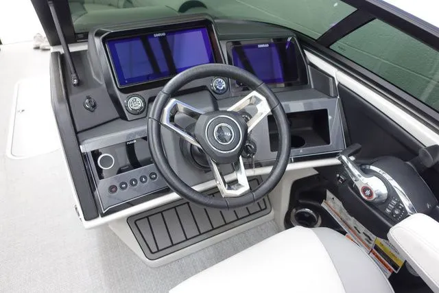 Slide: The Image of Tahoe Cascade Quad Lounge Windshield 25 FT 2025 - 6