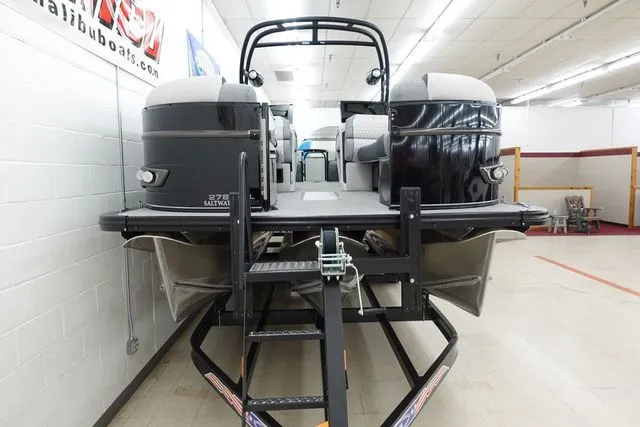 Slide: The Image of Tahoe Cascade Quad Lounge Windshield 25 FT 2025 - 7