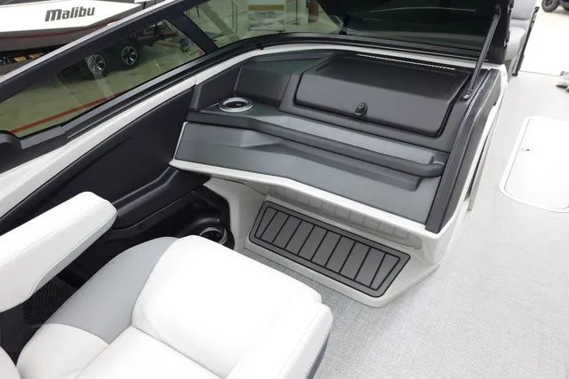 Slide: The Image of Tahoe Cascade Quad Lounge Windshield 25 FT 2025 - 8