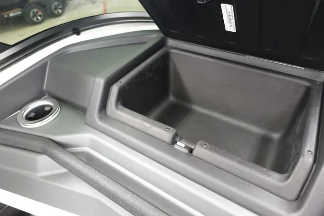 Slide: The Image of Tahoe Cascade Quad Lounge Windshield 25 FT 2025 - 9