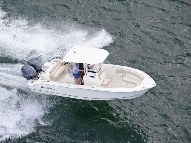 The Image of 2019 NauticStar 25 XS boat cruising on water. - 1