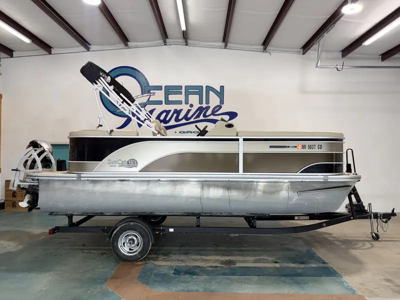 The Image of 2022 G3 SELECT 20 C pontoon boat in a workshop. - 1