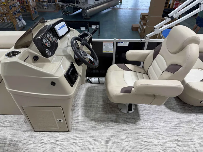 Slide: The Image of 2022 G3 SELECT 20 C boat helm with beige captain's chair. - 7