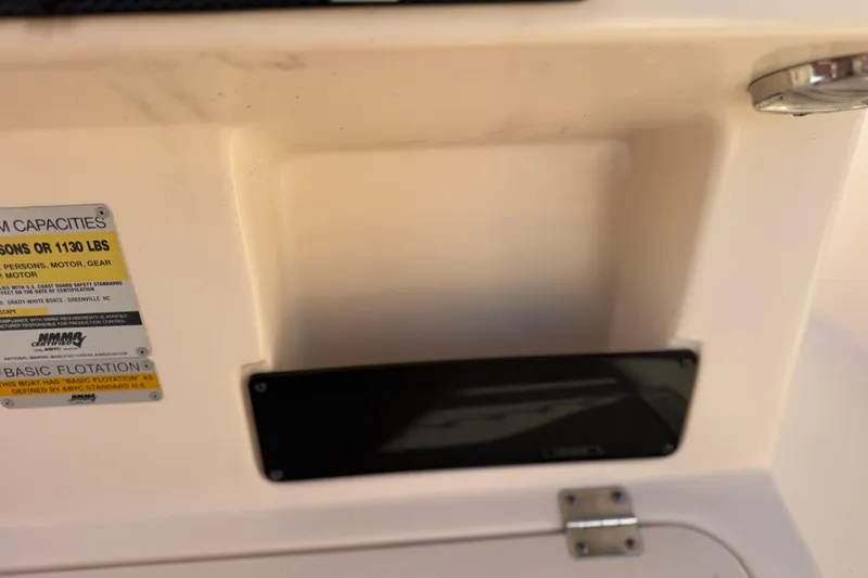Slide: The Image of 2007 Grady-White Escape 209 boat capacity and flotation labels. - 25