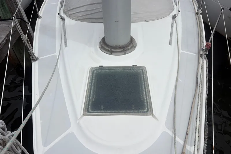 Slide: The Image of Deck view of 1989 Hunter Vision 32 sailboat with hatch and mast. - 12