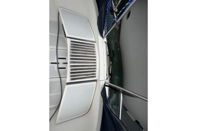Slide: The Image of 1989 Hunter Vision 32 sailboat deck with hatch and railing details. - 39