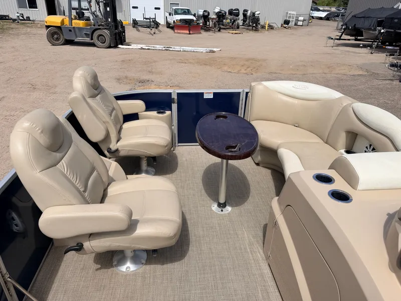Slide: The Image of Interior of a 2016 Sylvan Mirage 8524 LE pontoon boat. - 16