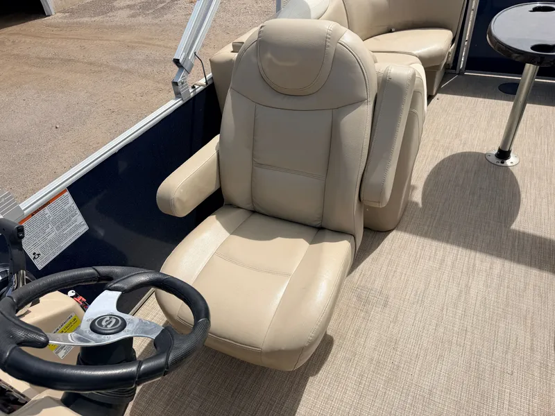 Slide: The Image of Beige captain's chair on a 2016 Sylvan Mirage 8524 LE boat. - 22