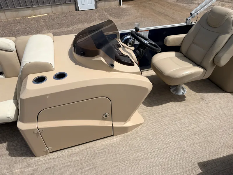 Slide: The Image of Interior of a 2016 Sylvan Mirage 8524 LE pontoon boat. - 29