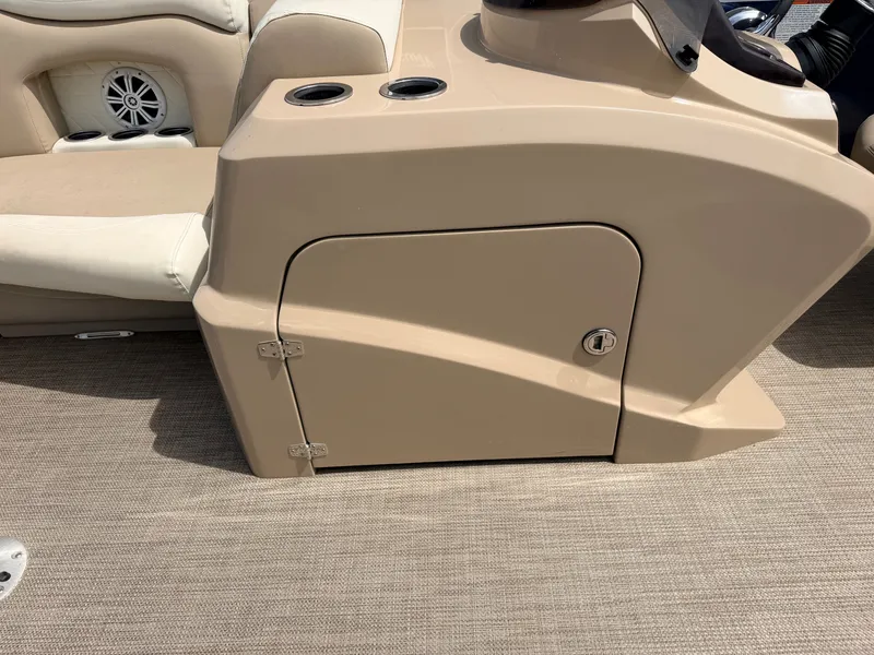 Slide: The Image of Interior of a 2016 Sylvan Mirage 8524 LE boat. - 30