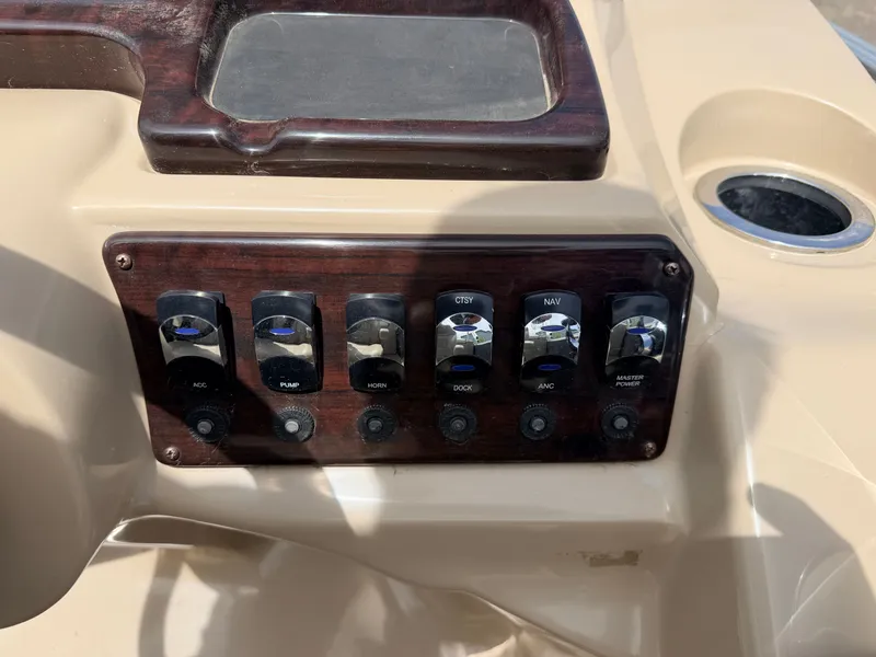 Slide: The Image of Control panel of a 2016 Sylvan Mirage 8524 LE boat. - 31