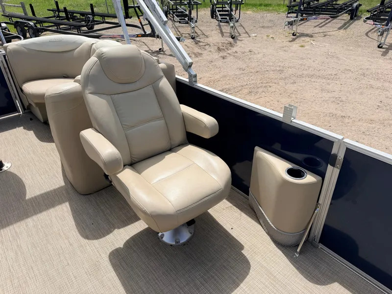 Slide: The Image of Sylvan Mirage 8524 LE 2016, beige leather seats, boat interior. - 33