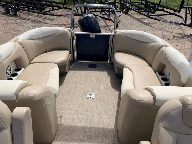 Slide: The Image of Interior of a 2016 Sylvan Mirage 8524 LE pontoon boat. - 43