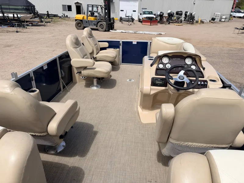 Slide: The Image of Interior of a 2016 Sylvan Mirage 8524 LE pontoon boat. - 6