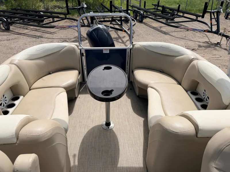 Slide: The Image of Interior of a 2016 Sylvan Mirage 8524 LE pontoon boat. - 9
