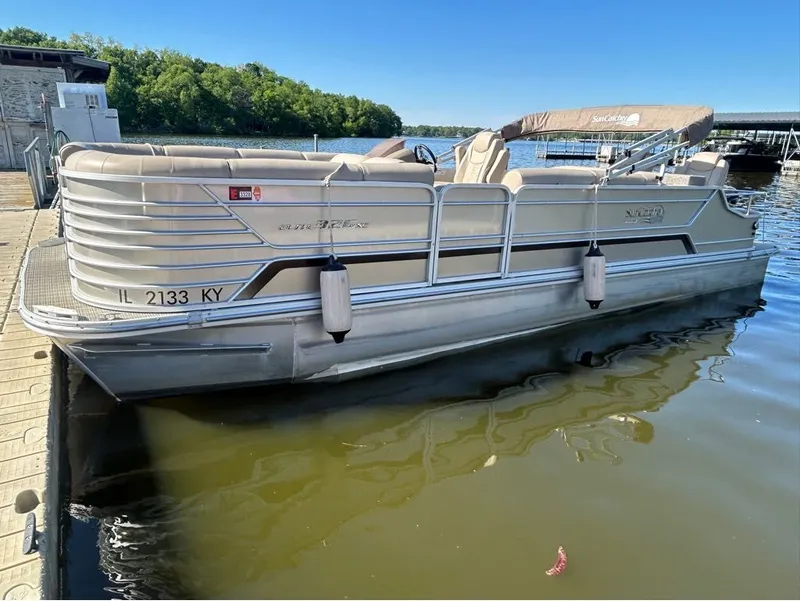 The Image of 2018 G3 EL 326SE pontoon boat docked. - 1
