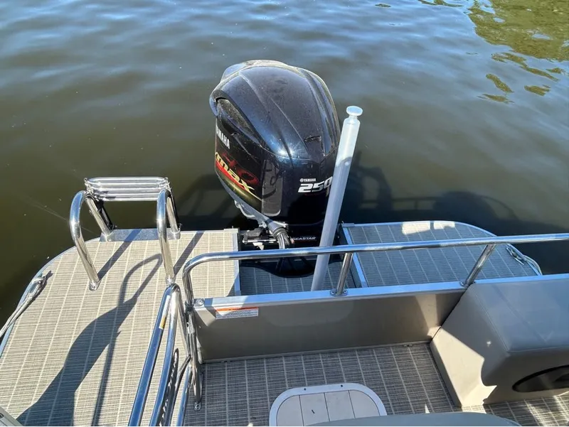 Slide: The Image of G3 EL 326SE boat with Yamaha 250 HP outboard motor, 2018 model. - 3