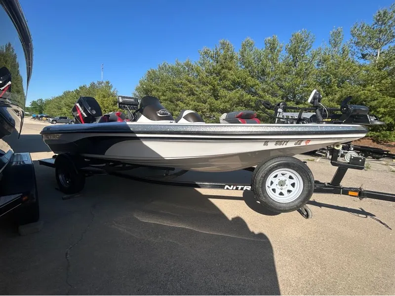 Slide: The Image of 2005 Nitro X750 DC boat on trailer outdoors. - 8
