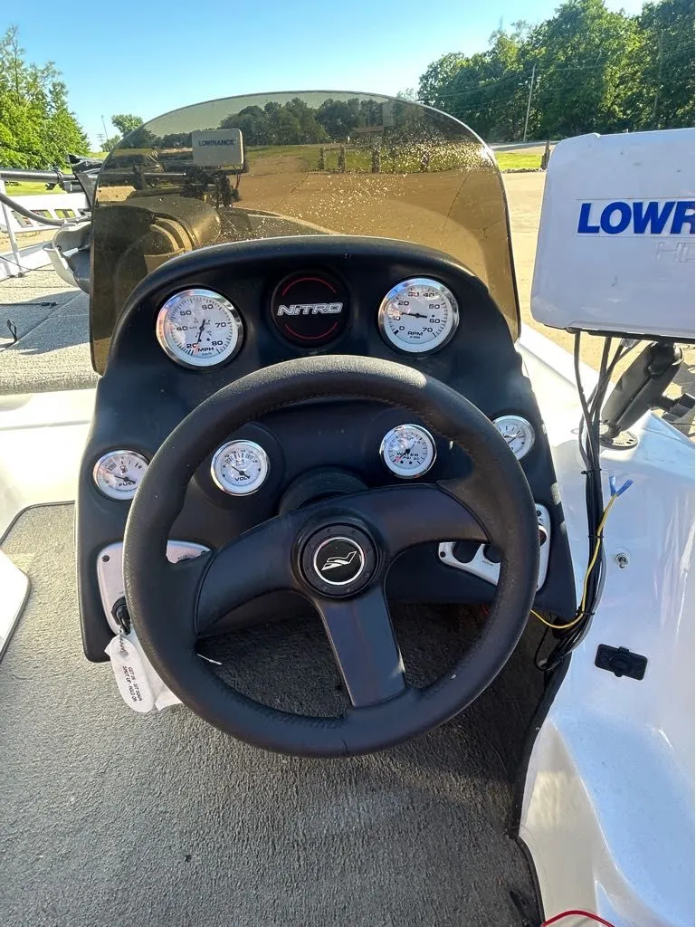 Slide: The Image of Dashboard of a 2005 Nitro X750 DC boat. - 9