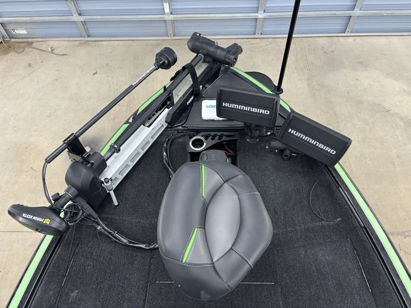 Slide: The Image of Nitro Z19 Pro 2017 with Humminbird equipment and Minn Kota motor. - 10