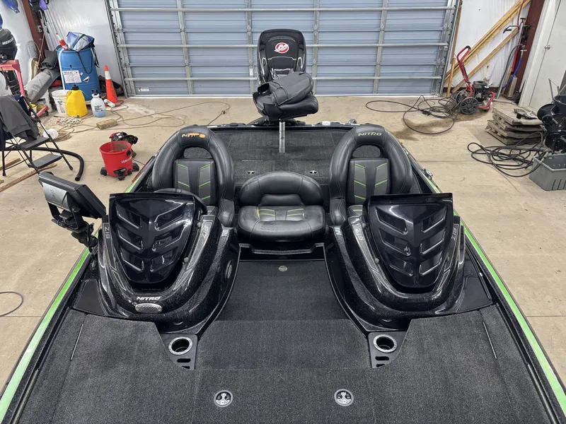 Slide: The Image of 2017 Nitro Z19 Pro boat inside a garage. - 17