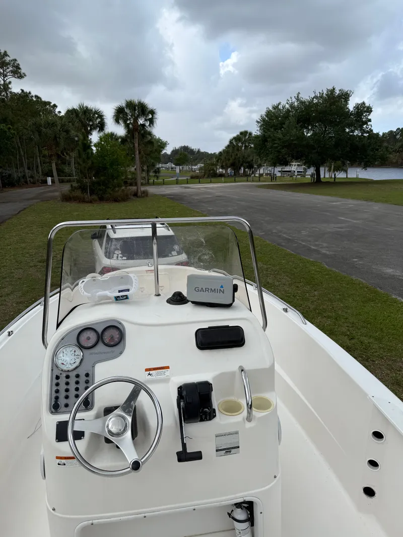 Slide: The Image of 2005 Wellcraft 212 Fisherman boat with Garmin navigation. - 3