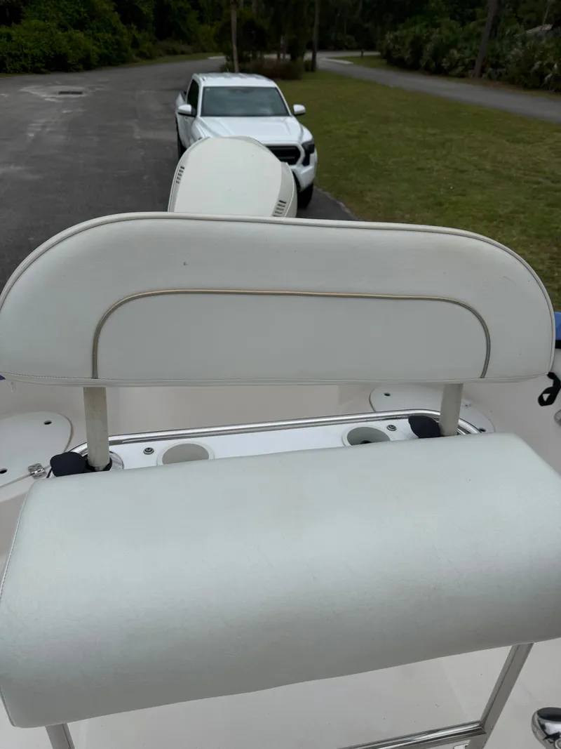 Slide: The Image of Rear view of a 2005 Wellcraft 212 Fisherman boat with white seating. - 9