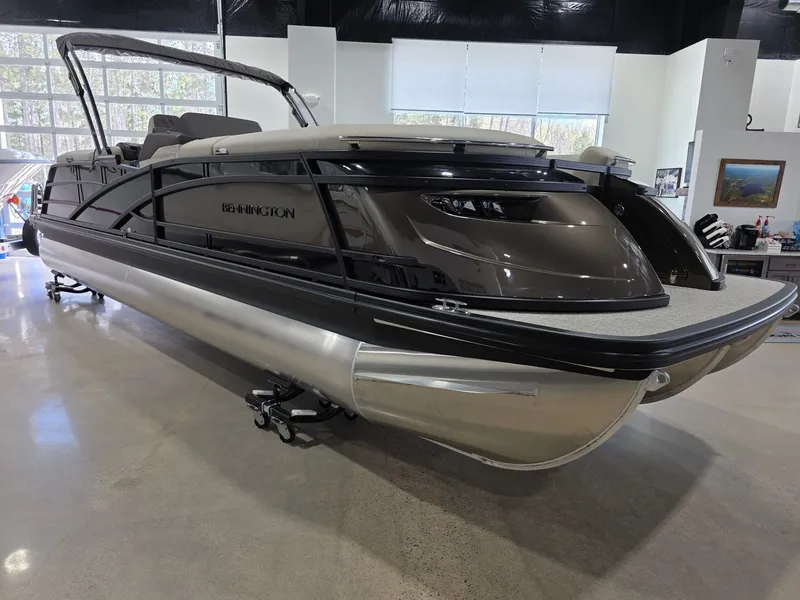 The Image of 2026 Bennington 25QFB ESP TRI PB pontoon boat in showroom. - 1