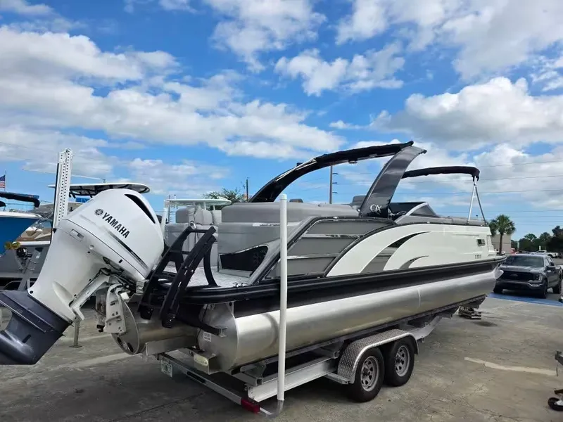 The Image of 2020 Bennington 25QXFB pontoon boat with Yamaha engine on trailer. - 1