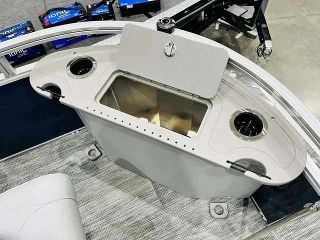 Slide: The Image of Landau Alure 21 Center Console 2026 - 10