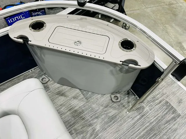 Slide: The Image of Landau Alure 21 Center Console 2026 - 11