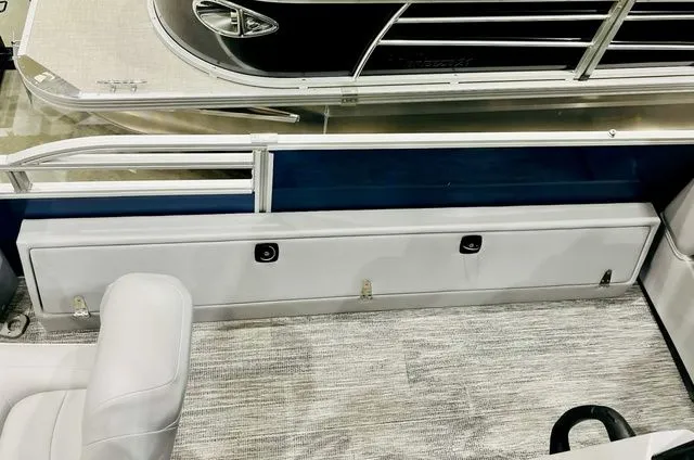 Slide: The Image of Landau Alure 21 Center Console 2026 - 12