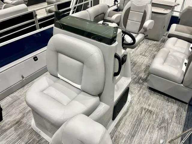 Slide: The Image of Landau Alure 21 Center Console 2026 - 15