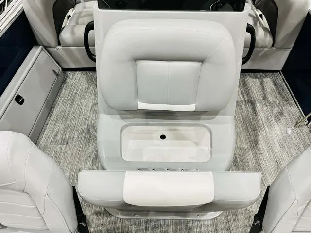 Slide: The Image of Landau Alure 21 Center Console 2026 - 16